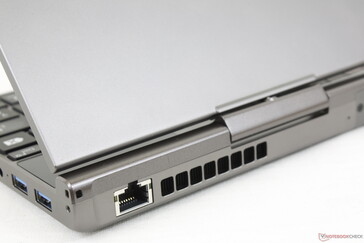 Wir finden es toll, dass das Gehäuse eine kleine Schlaufe hat, an der man Anhänger oder Ketten befestigen kann, ähnlich wie bei manchen Smartphones