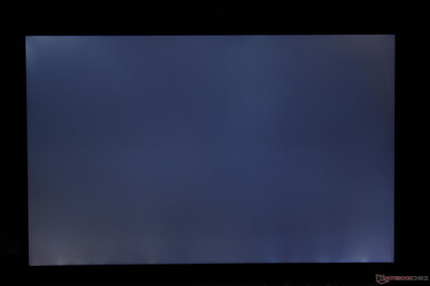 Leicht bis mäßig ungleichmäßiges Backlight Bleeding