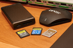 Das Testfeld: Zwei UHS-II-Karten von Sony und Lexar sowie die neue SD-Express-Karte von Adata.