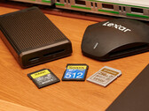 Das Testfeld: Zwei UHS-II-Karten von Sony und Lexar sowie die neue SD-Express-Karte von Adata.
