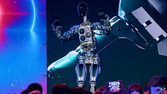 Tesla-Chef Elon Musk stellt humanoiden Roboter Optimus vor.