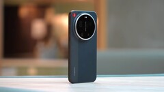 Ein erster globaler Youtuber hat das Xiaomi 17 Ultra in der Leica-Edition im Unboxing- und Hands-On. (Bildquelle: Ben's Gadget Reviews)