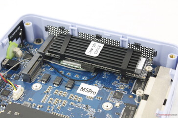 Überraschenderweise ist ein Kühlkörper im Lieferumfang der SSD enthalten, obwohl es sich um einen günstigen Mini-PC handelt