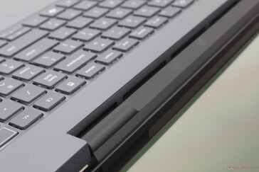 Die Scharniersteifigkeit ist ausgezeichnet und in allen Winkeln gleichmäßig, ohne nennenswertes Wackeln