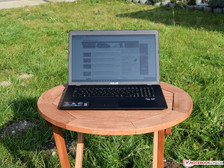 das Asus VivoBook X751BP bei Sonnenschein