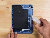 Der Akku des Apple iPad 10 ist verklebt, kann dank Klebesteifen aber etwas einfacher getauscht werden. (Bild: iFixit)