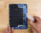Der Akku des Apple iPad 10 ist verklebt, kann dank Klebesteifen aber etwas einfacher getauscht werden. (Bild: iFixit)