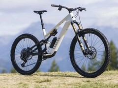 Das Canyon Spectral:ON CF 9 ist recht leicht und durchzugsstark