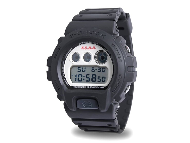 Schrägansicht der limitierten Digitaluhr Casio G-Shock DW-6900 x F.C. Real Bristol mit schwarzem Kunststoffarmband und cremefarbenem Zifferblatt im Vintage-Stil.