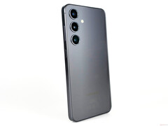 Das Samsung Galaxy S24 erzielt durch den relativ kleinen Akku keine allzu lange Laufzeit. (Bild: Notebookcheck)