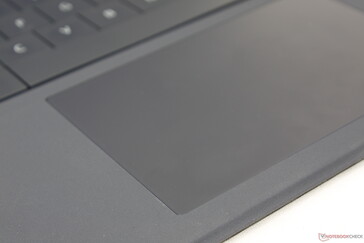 Das Clickpad ist für eine abnehmbare Tastatur recht groß, aber die Klicks hätten fester und länger im Hub ausfallen können