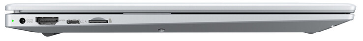 Linke Seite: Netzanschluss, HDMI, USB 3.2 Gen 1 (Typ C; Displayport, Power Delivery), Speicherkartenleser (MicroSD)