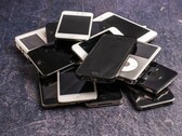 Haufen ausgemusterter Smartphones auf grauem Untergrund