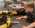 Nataliya Kosmyna, Ph.D., steuert Roboterhund 