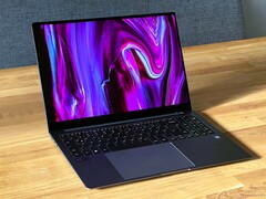 Das Samsung Galaxy Book5 Pro ist äußerlich baugleich mit dem hier abgebildeten Vorgänger. (Bild: Andreas Osthoff)
