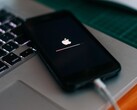 iPhone zeigt beim Update das Apple-Logo mit Ladebalken