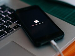 iPhone zeigt beim Update das Apple-Logo mit Ladebalken