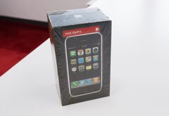 YouTuber Marques Brownlee packt ein originalverpacktes iPhone 2G aus, und verliert damit fast 40.000 US-Dollar. (Bild: Marques Brownlee, YouTube)