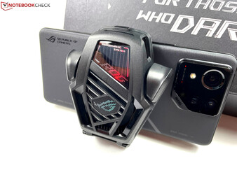 Der Aktivlüfter AeroActive Cooler X wird am zweiten USB-C-Port angesteckt.