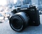 Die Fuji X-T5 behält den Look der älteren X-T-Kameras bei, inklusive dedizierter Einstellräder für ISO und Verschlusszeit. (Bild: Fujifilm)