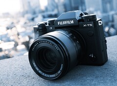 Die Fuji X-T5 behält den Look der älteren X-T-Kameras bei, inklusive dedizierter Einstellräder für ISO und Verschlusszeit. (Bild: Fujifilm)