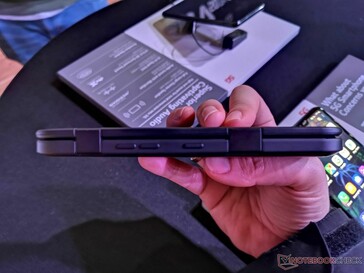 Die Seite des Smartphones mit Hülle