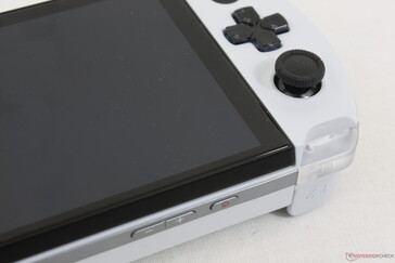 Als Farboptionen sind Schwarz und Weiß erhältlich. Die matten Farbtöne und die Haptik sind der Playstation-Serie nachempfunden.