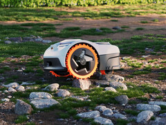 Der neue Navimow i2 AWD fährt mit Allradantrieb vor.