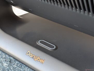 Der Power-Button befindet sich an der Unterseite des Geräts.