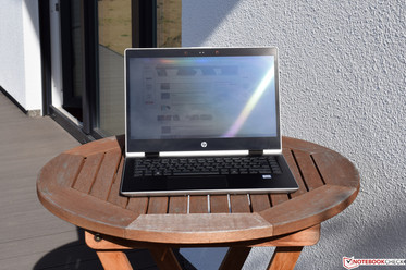 Das HP ProBook x360 440 G1 bei Sonnenschein