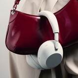 Die Sony WH-1000XM6 erhalten ein überarbeitetes Design mit faltbarem Scharnier aus Metall. (Bildquelle: Sony)