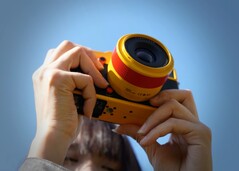 Das TTArtisan 35 mm f/1.8 II gibts ab sofort auch in einer auffälligen, orangen Variante.