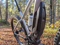 Der Akku sitzt am Unterrohr und wird von einer Abdeckung geschützt