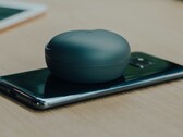 Ein Smartphone könnte Zubehör mit kleinem Akku bald über einen NFC-Chip wieder aufladen. (Bild: SCREEN POST, Unsplash)