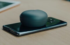 Ein Smartphone könnte Zubehör mit kleinem Akku bald über einen NFC-Chip wieder aufladen. (Bild: SCREEN POST, Unsplash)