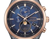 Nahaufnahme der Citizen BY1036-53L Eco-Drive-Mondphasenuhr mit blauem Zifferblatt, roségoldfarbener Lünette, schwarzem Edelstahlgehäuse und analoger Mondphasenanzeige bei 6 Uhr