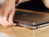 Krafted Edge packt eine Power Bank ins Format eines dünnen Laptops.