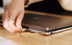 Krafted Edge packt eine Power Bank ins Format eines dünnen Laptops.