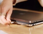 Krafted Edge packt eine Power Bank ins Format eines dünnen Laptops.