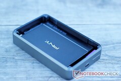 Die 2.5-Zoll-Laufwerke passen genau an ihren Platz. Das Dockcase enthält Schaumstoffpolster, um einen sicheren Sitz zu gewährleisten.