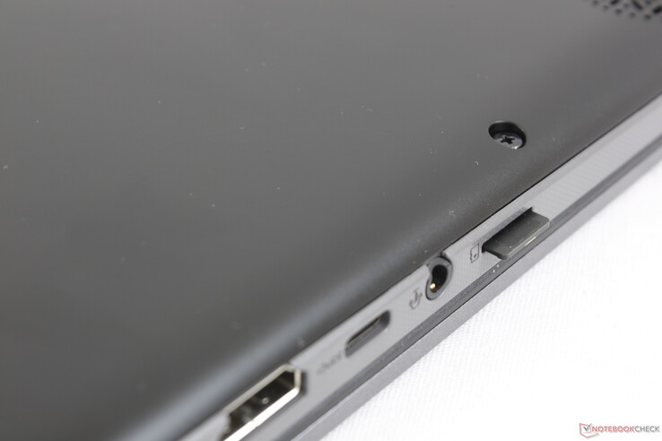 Im Gegensatz zu den meisten anderen Laptops ist der microSD-Kartenleser hier nicht gefedert