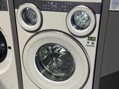 Die Midea Omni Trio wartet mit gleich drei Trommeln auf.