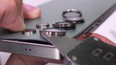 Sind nur aufgeklebt, die Kamera-Ringe im Galaxy S25 Ultra: JerryRigEverything analysiert im Durability-Test des neuen Samsung-Flaggschiffs. (Bildquelle: JRE)