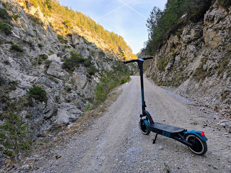 Der SoFlow SO4 Pro Max erklimmt auch steile Berge.