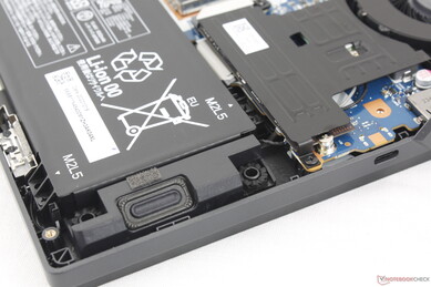 Stereo-Lautsprecher an den vorderen Ecken geben nach rechts und links aus