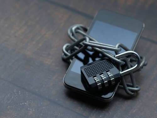 Smartphone mit Kettenschloss