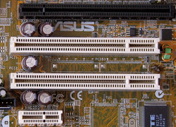 ein PCIe-Anschluss (oben) auf einem Mainboard