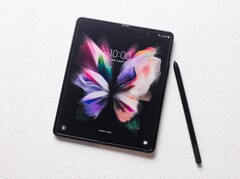 Das Samsung Galaxy Z Fold3 5G ist bereits mit einem Stylus kompatibel, der aber nicht im Gerät verstaut werden kann. (Bild: Samsung)