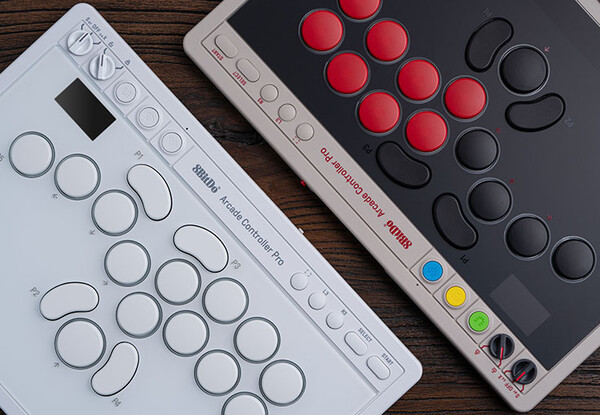 Der 8BitDo Arcade Controller Pro kommt in zwei Farben