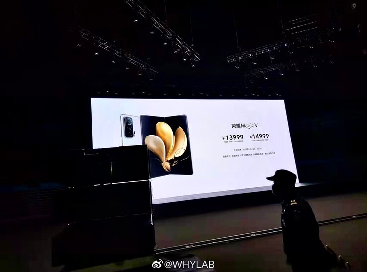Dieses Foto zeigt angeblich die Präsentation des Honor Magic V samt der Preise des Geräts. (Bild: Whylab / Weibo)